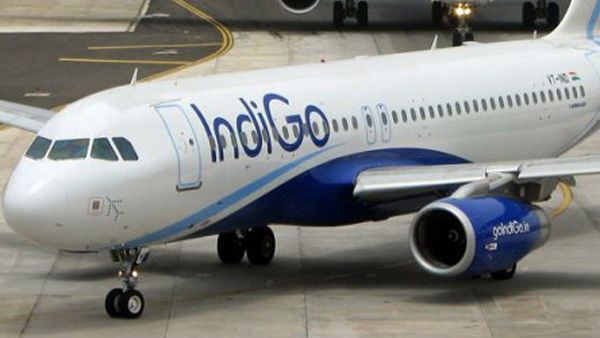 நீ போகாதே என்னை விட்டு.. டார்லிங் .. டெல்லி ஏர்போர்ட்..இண்டிகோ செம்ம காதல் மழை!