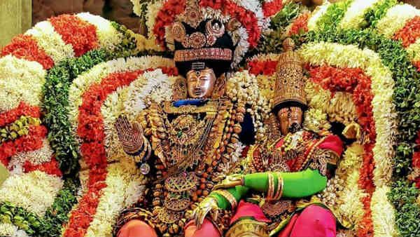 தைப்பூச தெப்பத்திருவிழா - பழனியில் தெப்பத்தில் வள்ளி தெய்வானையுடன் அருள் பாலித்த முருகன்