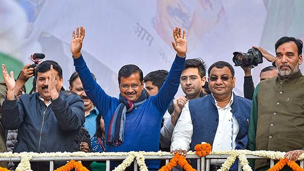 கல்வி கட்டணம், அரசு பள்ளி சீரமைப்பு, குடிநீர், மின்கட்டணம்- கெஜ்ரிவாலின் அபார வெற்றியின் பின்னணி