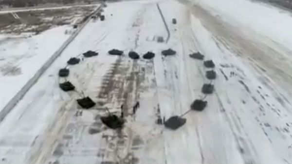 காதலை ப்ரபோஸ் செய்ய 16 டேங்கர்களை இதய வடிவில் நிறுத்திய ரஷ்ய வீரர்.. ஷாக்கான காதலியின் பதில் இதுதான்