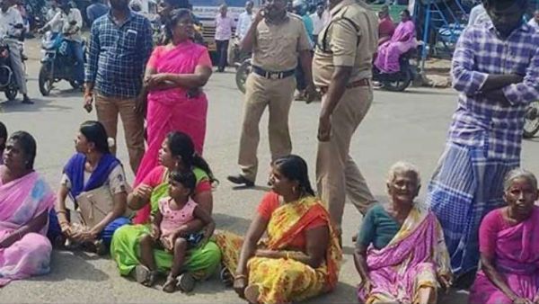 டெண்டர் விடப்பட்ட சாலைப்பணி... அதிகாரிகள் அலட்சியத்தால் பொதுமக்கள் சாலைமறியல்