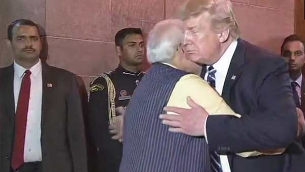 முடிந்தது இரவு விருந்து.. கட்டியணைத்து வழி அனுப்பிய மோடி.. அமெரிக்கா புறப்பட்டார் டிரம்ப்!