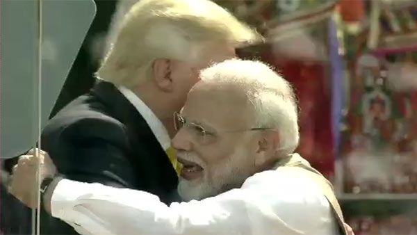 பெருமிதத்துக்குரிய நட்பு: அகமதாபாத்தில் 6 முறை ஆரத்தழுவிய மோடி- டிரம்ப்