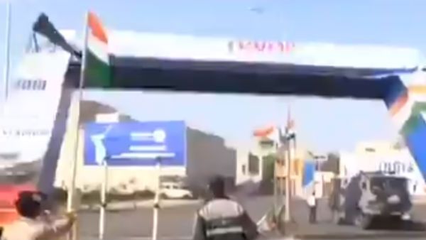 வீடியோ.. பலத்த காற்றில்.. சரிந்து விழுந்தது.. டிரம்ப் வருகைக்காக வைக்கப்பட்டிருந்த அலங்கார வளைவு!