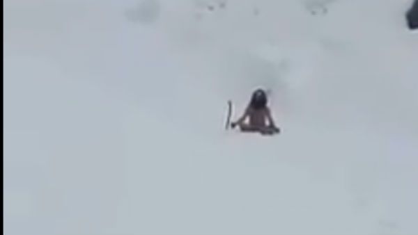 -45 டிகிரிக்கு கீழ் நடுங்கும் குளிர்.. தியானம் செய்து சறுக்கி விளையாடும் சாது.. வைரல் வீடியோ