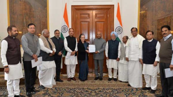 டெல்லி வன்முறை.. குடியரசுத் தலைவரை நேரில் சந்தித்த சோனியா, மன்மோகன், ப.சி.. முக்கிய கோரிக்கை!