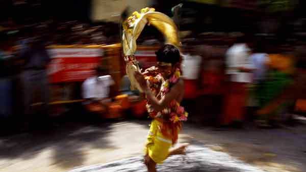 தைப்பூச திருவிழா: முருகனை காண வரும் பக்தர்கள் காவடி எடுப்பது ஏன் தெரியுமா