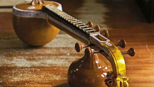 தஞ்சாவூர் கும்பாபிஷேகம் பார்க்க போறீங்களா தட்டு, வீணை, தலையாட்டி பொம்மை வாங்கிட்டு வாங்க