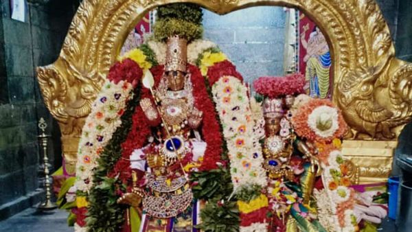 திருப்பரங்குன்றத்தில் தெய்வானையுடன் தெப்பத்தில் வலம் வந்த சுப்ரமணியசுவாமி - பக்தர்கள் பரவசம்