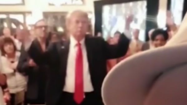 அடடடடா.. ஒரு இடத்தில் நிற்காமல்.. கையை அசைத்து.. டிரம்ப் என்ன செஞ்சாலும் தப்பு தப்பா போகுதே.. ஏன்!