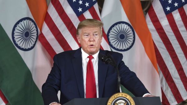 டிரம்ப் போட்ட ஆயுத ஒப்பந்தம்.. இதுவா முக்கியம் நமக்கு.. அமெரிக்காவில் இருந்து எதிர்ப்பு குரல்