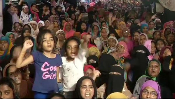 சி.ஏ.ஏ. எதிர்ப்பு: சென்னை வண்ணாரப்பேட்டையில் 3வது நாளாக இரவிலும் தொடரும் போராட்டம்!