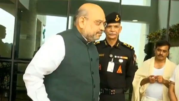 கொல்கத்தாவை அதிரவைத்த Go Back Amit Shah கோஷம்! வானில் கொத்து கொத்தாக பறந்த கறுப்பு பலூன்கள்!