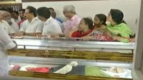 பொதுமக்கள் அஞ்சலிக்கு அன்பழகன் உடல்... திமுகவினர் கண்ணீர் மல்க அஞ்சலி