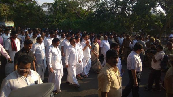 க அன்பழகனுக்கு இறுதி அஞ்சலியில் உருக்கம்.. இனி எப்போது பார்ப்போம் என ஸ்டாலின், துரைமுருகன் கண்ணீர்!