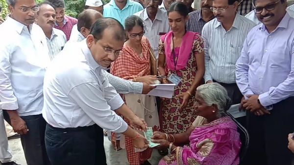 ஆந்திராவில் அதிகாலை 6 மணிக்கே வீடு தேடி வந்த பென்சன்.. முதியோர்-ஊனமுற்றோர் இன்ப அதிர்ச்சி