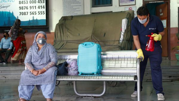 துபை, சார்ஜா, சிங்கப்பூரிலிருந்து வந்த 26 பேர்.. திருச்சி விமான நிலையத்தில் சிறப்பு மையத்தில் அனுமதி