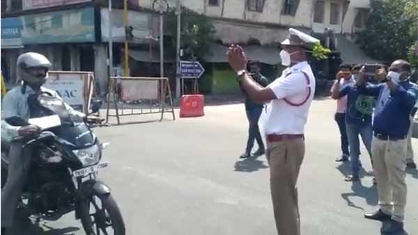 வெளியே வராதீங்க.. கைக்கூப்பி கும்பிட்டு கேட்ட இன்ஸ்பெக்டர்! காலில் விழுந்து மன்னிப்பு கேட்ட இளைஞர்