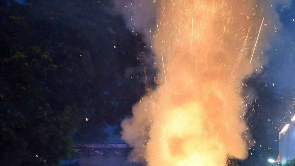 சிப்பிபாறையில் பயங்கரம்.. திடீரென வெடித்து சிதறிய பட்டாசுகள்.. 6 பேர் பரிதாப பலி.. 4 பேர் உயிர் ஊசல்