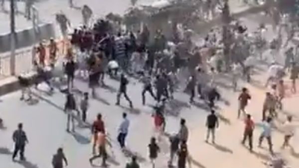 டெல்லி 2ம் நாள் கலவரத்தில்.. தப்பி செல்லும் போலீசாரை, மோசமாக தாக்கும் வன்முறை கும்பல்.. பகீர் வீடியோ