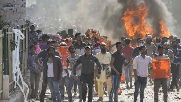 முட்டாள்தனமான அறிவற்ற குண்டர்கள்.. டெல்லி கலவரத்திற்கு ஈரான் கடும் கண்டனம்.. பரபரப்பு திருப்பம்!