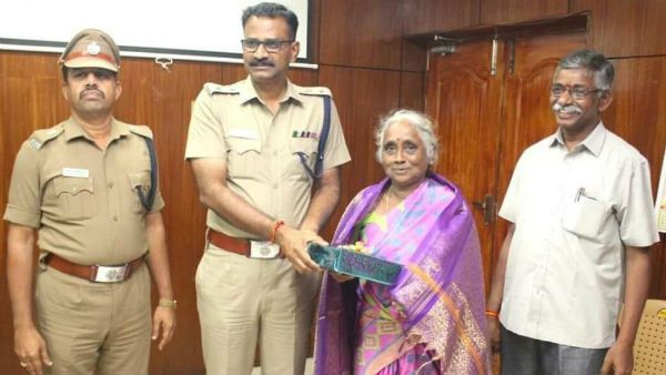 வழிமறித்த திருடர்களை.. இறுக்கிப் பிடித்து.. தைரியமாக போராடிய பாட்டி.. சபாஷ்!