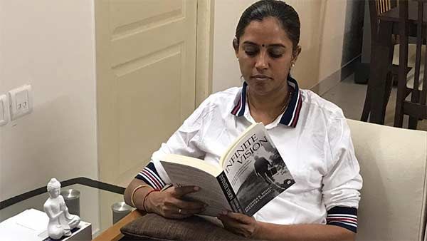 இந்தியா முழுவதும் ஊரடங்கு உத்தரவு.. வீட்டுக்குள்ளேயே புத்தகம் படிக்கும் கரூர் எம்பி ஜோதிமணி