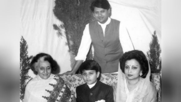 காந்தி குடும்பத்தை.. ஜஸ்ட் லைக் தட் உதறித் தள்ளிய சிந்தியா.. சிதைந்து போன 40 ஆண்டு உறவு!