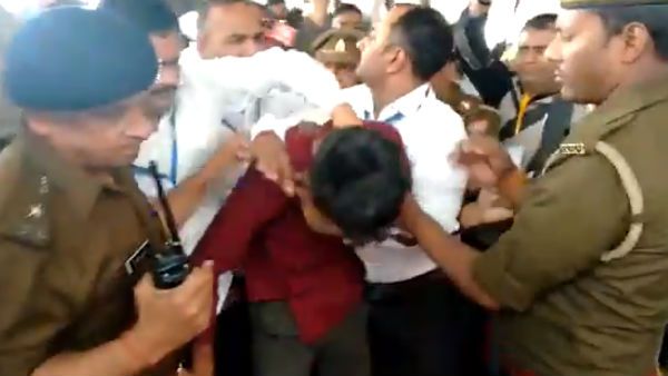 மோடிக்கு எதிராக கருப்புக் கொடி காண்பித்த நபரை கண்மூடித்தனமாக தாக்கும் உ.பி. போலீஸ், பாஜக- வீடியோ