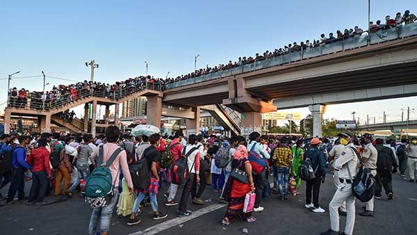 கொரோனா பாதிப்புகள்: இனவெறி அவதூறுகளால் தாய்நிலம் திரும்பும் வடகிழக்கு மாநில மக்கள்!