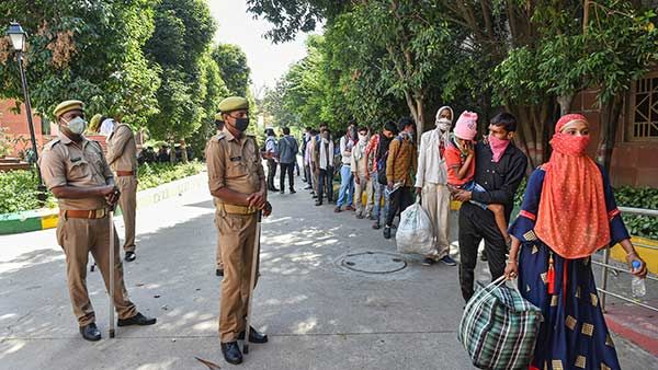 ஹைதராபாத் டூ ம.பி.- 800 கி.மீ. நடைபயணமாக கிளம்பிய 50 தொழிலாளர்கள்- முகாமுக்கு அனுப்பி வைப்பு