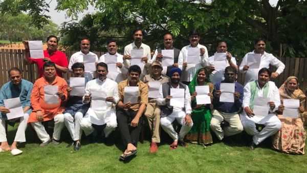 ஜோதிராதித்யா சிந்தியா விலகலைத் தொடர்ந்து 22 ம.பி காங். எம்.எல்.ஏக்கள் அதிரடி ராஜினாமா!