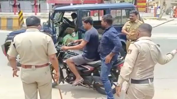 சார் அடிக்காதீங்க.. தடியடிக்கு பயந்து வேறொரு வீட்டில் நுழைந்த இளைஞர்.. வெளியே இழுத்து வெளுத்த போலீஸ்