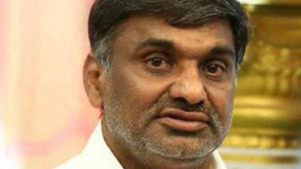 5 வயதில் அண்ணன்-தம்பி... 10 வயதில் பங்காளி.. வீதிக்கு வந்த அமைச்சர் வீட்டுச் சண்டை