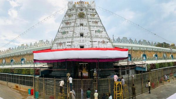 திருமலையில் உகாதி ஆஸ்தானம் களையிழந்தது - கொரோனாவால் பக்தர்கள் இல்லாமல் பஞ்சாங்கம் வாசிப்பு