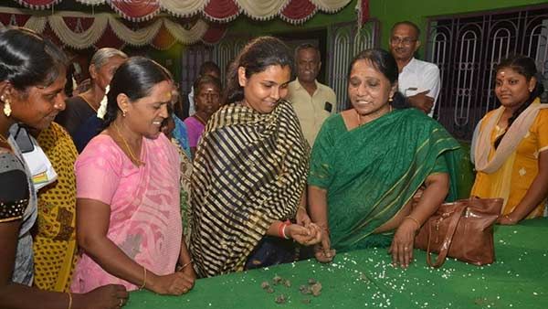 பல்லாங்குழி விளையாடிய பாட்டிகள்... நொண்டி விளையாடிய இளம்பெண்கள் - சர்வதேச மகளிர் தினம்