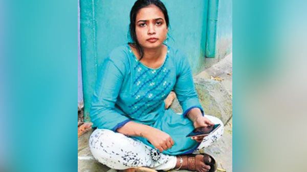 ஜாலியாக இருந்துவிட்டு.. இப்ப வேண்டாம்னு சொல்றார்... தர்ணாவில் குதித்த பெண்.. சிக்கலில் கணவர்!