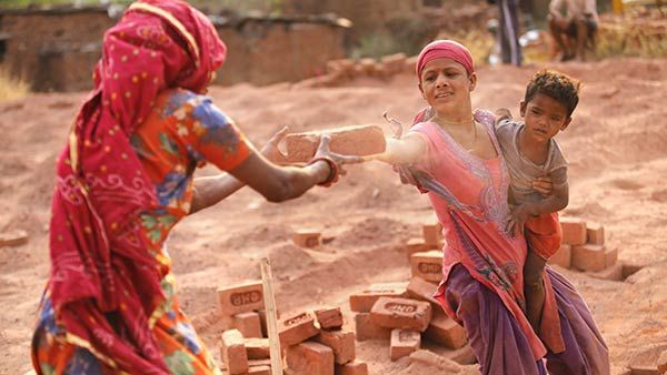 மாதவம் செய்திட்டோம்.. மங்கையராக பிறந்தோம்.. மாண்புடன் வாழ வழி விடுங்க ஆண்களே!