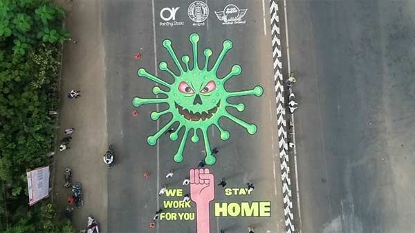 தயவு செய்து வீட்டிலேயே இருங்க.. நடு ரோட்டில்.. 3,400 சதுர அடியில் பிரம்மாண்ட ஓவியம்!