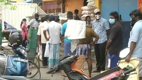4 நாட்களுக்கு பிறகு திறந்ததால்.. சென்னை, கோவை கடைகளில் மக்கள் கூட்டம்.. காற்றில் பறந்த சமூக இடைவெளி
