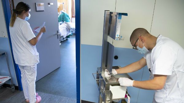 ஆடையை கயிறாக கட்டி ஆஸ்பத்திரியில் இருந்து குதித்து தப்பி ஓடிய கொரோனா நோயாளி.. அதிர்ச்சி தகவல்