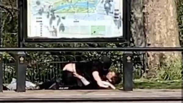 நடு ரோட்டிலே.. யாருமற்ற நேரத்திலே.. லாக்டவுனையும் கண்டுக்காம.. கொரோனாவுக்கும் பயப்படாம.. கசமுசா!