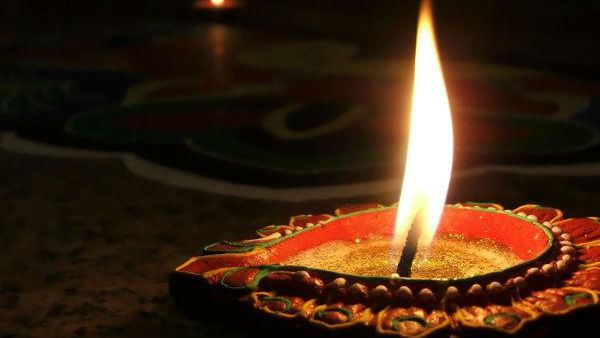 வீட்டில் விளக்கேற்றுங்கள் உயிரை காக்கும் சக்தி கிடைக்கும் - நோய் மட்டுமல்ல வறுமையும் நீங்கும்