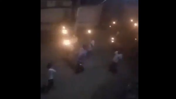 சமூக விலகலுக்கு கோவிந்தா.. கொரோனா கோஷம் போட்டு ஊர்வலமாக போன மக்கள்.. அதிர்ச்சி