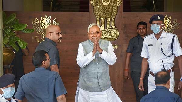 யாரை மீட்பது? பரிதவிக்கும் மாணவர்களையா? பல லட்சம் தொழிலாளர்களையா? சர்ச்சையான நிதிஷ்குமாரின் வியூகம்