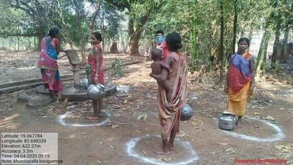 கொரோனா: தனிநபர் இடைவெளியை அக்கறையுடன் பின்பற்றும் ஒடிஷா திராவிடர் பழங்குடிகள்