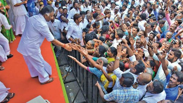 நிவாரண உதவிகளில் ஆர்வம் காட்டாத அதிமுக நிர்வாகிகள்... எடுபடாத ஓ.பி.எஸ். கோரிக்கை