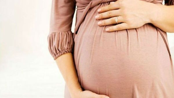 லாக்டவுன் நேரத்தில் இரு ஹீரோக்கள்.. கர்ப்பிணிக்கு ஆட்டோ கொடுத்த ஓனர்.. டிரைவராக மாறிய போலீஸ்காரர்!