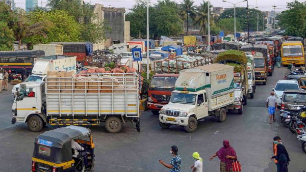 ஊரடங்கு கால புதிய நெறிமுறைகள்... லாரிகள் இயங்கலாம்.. காரில் 2 பேர்.. டூவீலரில் ஒருவர் பயணிக்கலாம்
