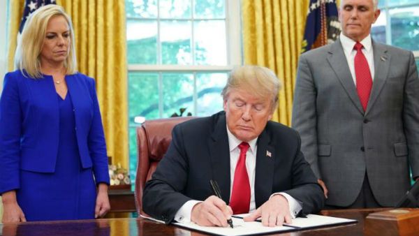 அமெரிக்க அதிபர் டிரம்பின் விளம்பர மோகம்... நிவாரண நிதி காசோலைகளில் தனது பெயரை பொறிக்க உத்தரவு